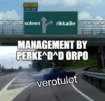 Auto ajaa kohti moottoritien ramppia. Äkkijarrutuksella vetää ramppiin.  Tienviitat kertovat, että suoraan olisi ollut "soteen" ja rampista "rikkaille".  Auto on merkattu "verotulot" ja koko homman päällä on isolla teksti "management by perke... Orpo"